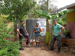 Unas 35 familias de la comunidad mejoran sus condiciones higiénicas gracias a la construcción de letrinas, como parte del desarrollo integral de la región