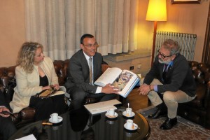 El presidente de la Diputación, Ignacio Caraballo, y la diputada de Cultura, Lourdes Garrido, junto al teniente de alcalde del Ayuntamiento de Lleida, Félix Larrosa, en el ayuntamiento leridano.