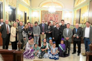 Foto de familia con los leridanos que nacieron en Huelva, homenajeados en el acto.