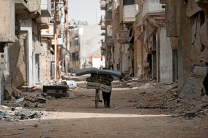 Civiles regresando a la ciudad siria de Homs tras cerco y combates. Fotografía de 2014./ Foto: Natalia Sancha.