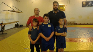 Titto Kaunas, Alex Toth y Javier Cepeleaga, junto al entrenador Veaceslav Cepeleaga, y Manuel Barroso concejal de Deportes del Ayuntamiento de Cartaya. / Foto: Club de Lucha El Campeón.