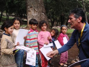 Durante las caravanas solidarias reparten material escolar entre los niños más necesitados. 