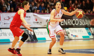 Catarina Neves, en un lance de un partido con Portugal.