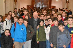 El Obispo José Vilaplana, junto a los estudiantes que han participado en las III Jornada de Puertas Abiertas del patrimonio religioso onubense.