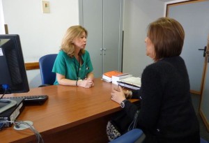 En la consulta se asesora al paciente.