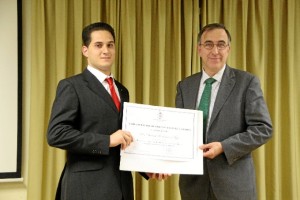 Manuel Rodríguez recoge el diploma acreditativo de manos del Decano del Colegio, Aurelio Azaña García.