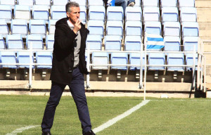 Alejandro Ceballos, entrenador del Recreativo de Huelva, durante el partido ante el Real Jaén. / Foto: Josele Ruiz.