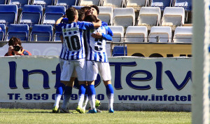 Los jugadores del Recre celebran con Waldo el primero de los goles locales. / Foto: Josele Ruiz.