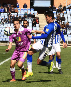 Ale Zambrano, de los mejores en este partido, pugna con un rival. / Foto: Josele Ruiz.