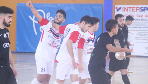 Los jugadores del Smurfit Kappa celebran uno de sus goles.