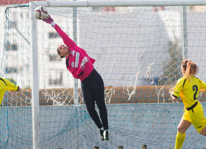 Sara Serrat interviene con acierto en un momento del partido de este domingo. / Foto: www.lfp.es.