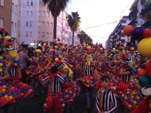 Uno de los grupos participantes en el desfile.