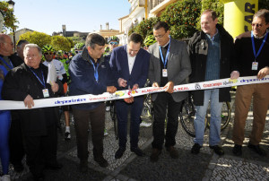 Corte de la cinta inaugural. / Foto: www.vueltaandalucia.es