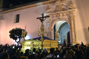 Tras refugiarse por unas horas la imagen volvía a la calle para regresar a la Catedral