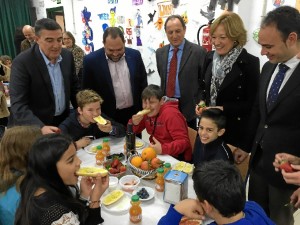 La consejera de Agricultura, Pesca y Desarrollo Rural, Carmen Ortiz. ha participado en el desayuno organizado en el Ceip San Fernando de Huelva capital. 