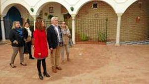 La delegada de Fomento y Vivienda ha visitado las casas ubicadas en la plaza de España tras estas obras de mejor