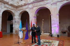 El onubense Juan Carlos de Lara recibió el premio de manos del presidente de la Diputación de Soria. / Foto: Diputación de Soria.