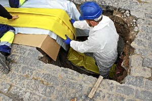 Rehabilitación de una tubería de saneamiento en la plaza San Pedro.