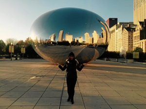 Esta foto fue tomada en Chicago en el mes de noviembre. Para ella  es representativa de que cada viaje, cada meta conseguida, cada objetivo cumplido es un triunfo personal que engrandece. Se que puedo recaer una y mil veces, pero cuando ello suceda, volveré a levantarme y a "conquistar el mundo".