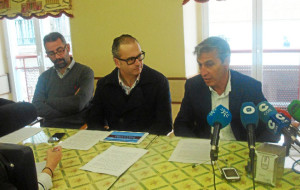 De izquierda a derecha: Manuel José de Lara, José Luis Macías y Juan Antonio Márquez, miembros de la Asociación Huelva - Nueva York, durante la rueda de prensa.