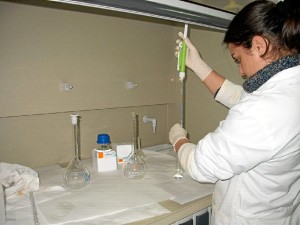 Berta, trabajando en el laboratorio.