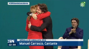 Manuel se ha fundido en un abrazo con Susana Díaz. / Imagen: Canal Sur TV.