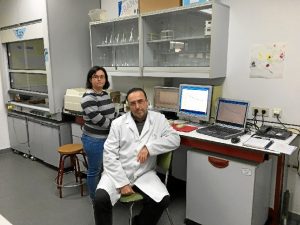 La investigadora de la Universidad de Huelva Lara León Gómez ha diseñado una celda espectroelectroquímica de flujo.