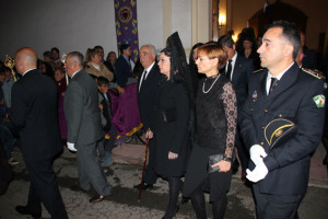 La alcaldesa Rocío Cárdenas de mantilla, junto a la Jueza de Paz y Corporación Municipal en el desfile procesional del Viernes Santo.