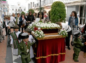 Los alumnos de la Escuela Infantil ‘El Jardín de Arco Iris’ han sacado a la calle su particular versión de esta procesión.