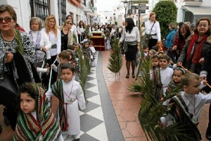 El acompañamiento musical corre a cargo de la Agrupación Veterana de Sevilla.