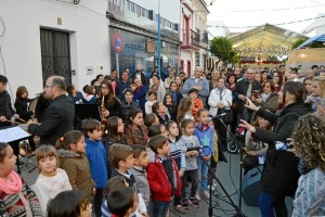 2.El coro infantil y la Escuela Municipal de Música interpretando el Pasodoble de San Juan del Puerto.