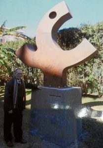 José Bacedoni junto a la escultura que será inaugurada este miércoles 16 de marzo.