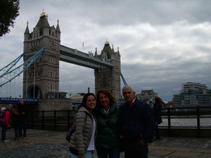 Nieves Banda con sus padres en el London Bridge.