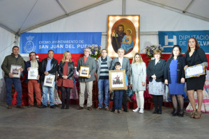 Las Comisiones de San José y Cabalgata de Reyes junto a la alcaldesa y el artista Juan Martínez Toro.