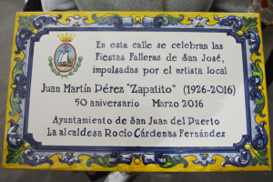 Azulejo conmemorativo donado por el Ayuntamiento de San Juan del Puerto a la Comisión de Festejos de San José.