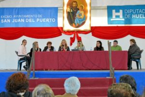 Mesa redonda con participación de la alcadesa, vecinas de la calle, representantes de la comisión y del historiador José Manuel Márquez celebrada en la tarde de ayer.