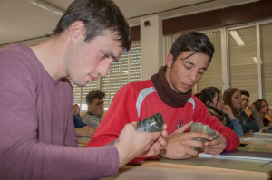 Alumnos revisando minerales.