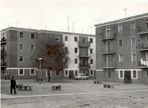 Los bancos de la barriada o la hidalga pobreza.