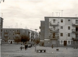 En esta foto las antenas de televisión van emergiendo en los bloques de la Barriada (Foto obtenida en Internet)