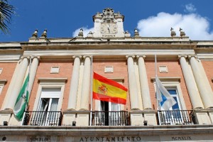 Banderas a media asta en el Consistorio de Huelva.