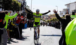 Momento en el que Carlos Rodríguez cruza la meta como ganador. / Foto: Fco. Javier Cano.