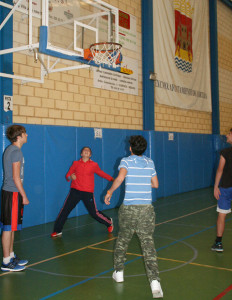 Baloncesto, voleibol, fútbol, atletismo y pádel, los deportes practicados.