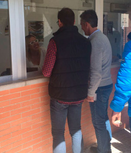 El entrenador del equipo, Alejandro Ceballos, y su segundo, Antonio González, también han colaborado. / Foto: @recreoficial.