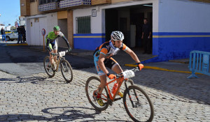 Un momento de pugna que mantuvieron Juan José Sosa -en la imagen iba segundo- y Alejo Fuentes. / Foto: Escobar.