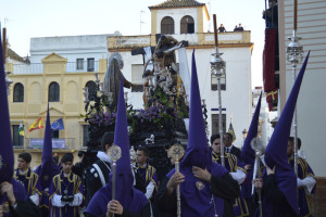 El Cristo del Descendimiento a su salida por el porche de San Pedro