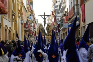 El Santísimo Cristo de la Expiración avanzando por su calle en busca de la Plaza Niña