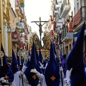 El Santísimo Cristo de la Expiración avanzando por su calle en busca de la Plaza Niña