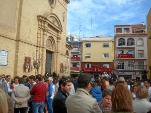 Numerosos onubenses esperaban la salida de la Sagrada Cena. 