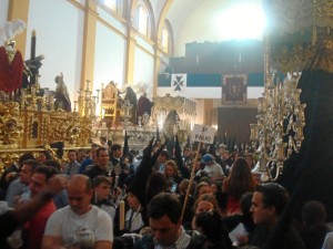 En el interior del templo se acogió la noticia con un fuerte aplauso.