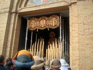 Salida del palio de María Santísima del Rosario.